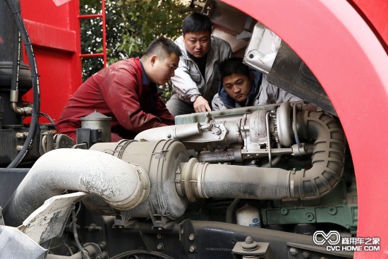 圖為錫柴服務(wù)人員在為安徽用戶(hù)的錫柴機免費檢測 商用車(chē)之家