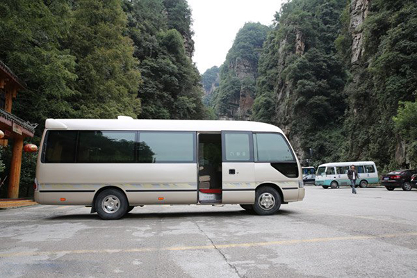 側圍裝飾條不但有效保護車身側圍受到意外摩擦，同時增添車身側圍美觀性 商用車