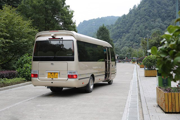 前后玻璃均采用黑帶處理，整體視覺優(yōu)雅尊貴 江淮寶斯通