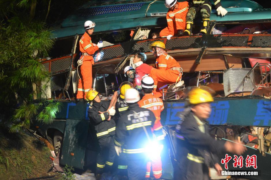 客車與貨車相撞12  商用車之家