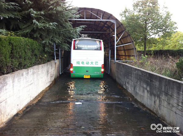 國內首款通過(guò)涉水實(shí)驗車(chē)型 海格純電動(dòng)大巴收入囊中