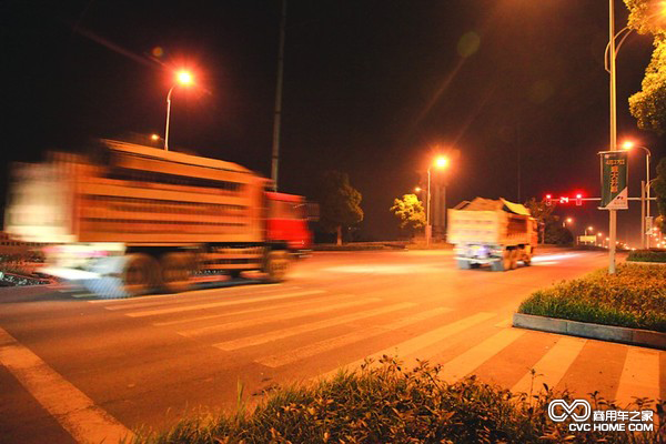 闖紅燈已成道路常態(tài) 渣土車(chē)上路即“違規(guī)”