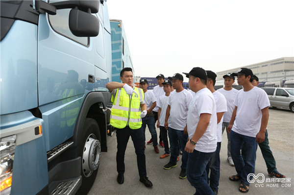 04_沃爾沃卡車(chē)中國區高級培訓師崔能為學(xué)員講解綠色駕駛理念和技能.jpg