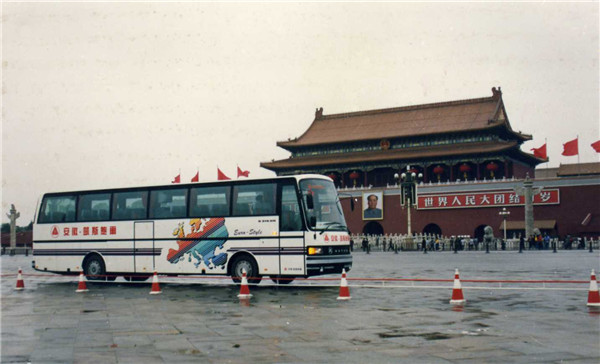 1994年，國內首輛全承載豪華大客車(chē)“安徽-凱斯鮑爾”問(wèn)世.jpg