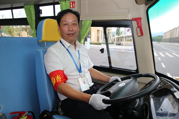 校車(chē)駕駛員馮海平_副本.jpg